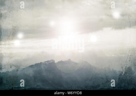 Un concept de science-fiction, surnaturel. D'une colline sur un hivers brumeux jour avec des lumières brillantes dans le ciel. Avec un grunge, vintage, granuleuse modifier. Banque D'Images