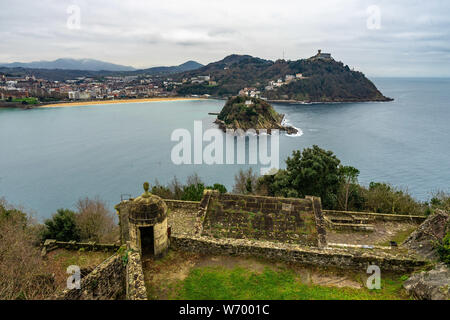 Paysage de la baie de La Concha en hiver vue depuis le mont Urgull, avec l'île Santa Clara et du mont Igueldo, San Sebastian, Pays Basque, Espagne Banque D'Images