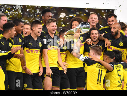 Dortmund, Allemagne. 06Th Aug 2019. Soccer : DFL Supercup, Borussia Dortmund - Bayern Munich en parc Signal Iduna. Les joueurs de Dortmund cheer pour le trophée. Credit : Marius Becker/dpa/Alamy Live News Banque D'Images
