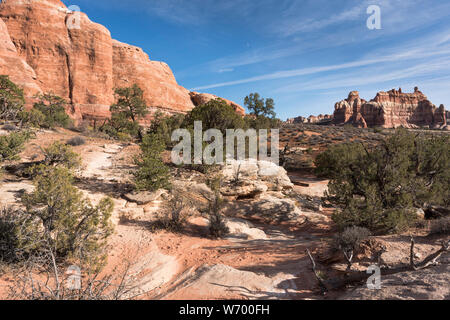 Un grand mur de pierre monolithique ajoute à la beauté du désert. Situé dans le spectaculaire parc Chesler dans le district d'Aiguilles - Canyonlands National Banque D'Images