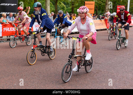 Londres, Royaume-Uni. 3 août 2019. Les gens prennent part au 14e Championnat du Monde de Brompton, partie finale de Prudential RideLondon, équitation, un circuit de 1,3 km autour de St James's Park. Crédit : Stephen Chung / Alamy Live News Banque D'Images