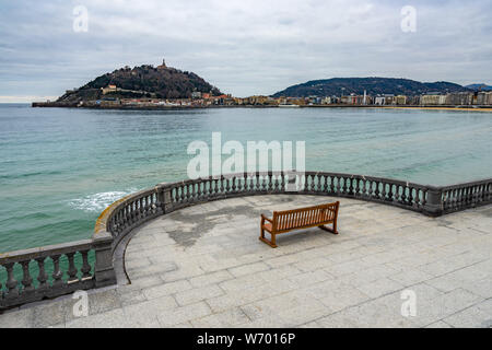 Une plage vide à San Sebastian pendant la saison d'hiver avec vue sur la baie de la Concha, Pays Basque, Espagne Banque D'Images