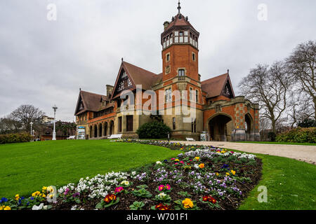 Décoration de fleurs en face de Palais Miramar à San Sebastian, l'un des plus célèbre monument de la Ville, Pays Basque, Espagne Banque D'Images