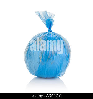 Globe de la planète Terre vêtu d'un sac en plastique d'ordures isolé sur blanc. Banque D'Images