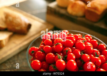 Les tomates cerise dans une plaque transparente de profondeur. Banque D'Images