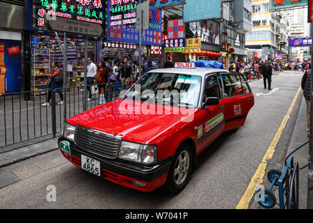 Taxi urbain rouge dans la région de Mong Kok, Hong Kong Banque D'Images