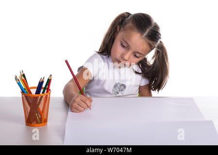 À partir de fille pour dessiner sur du papier blanc avec des crayons de couleur sur la table, isolé sur blanc.Concept d'enfants hobby ou l'enfance, en toute sécurité avec une assurance vie. Banque D'Images