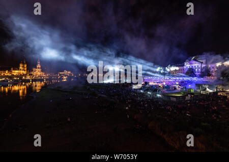 Dresde, Allemagne. 06Th Aug 2019. À la fin de la deuxième concert de la 'Kaiser Mania 2019' par la chanteuse pop Roland Kaiser, des feux d'artifice s'élever dans le ciel pendant le film nuits sur les rives de l'Elbe derrière la scène contre le contexte historique de la vieille ville. Les 2 et 3 août ainsi que les 9 et 10 août, l'empereur se produira à Dresde comme chaque année à l'exposition 'Kaiser Mania' devant 12 000 spectateurs. Crédit : Robert Michael/dpa-Zentralbild/dpa/Alamy Live News Banque D'Images