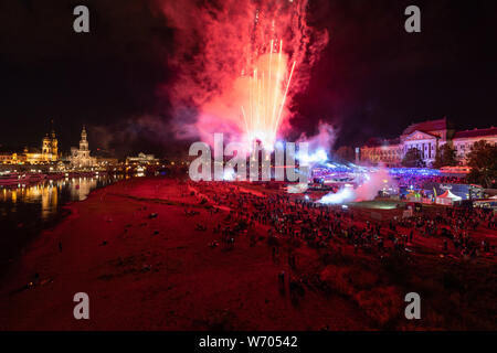 Dresde, Allemagne. 06Th Aug 2019. À la fin de la deuxième concert de la 'Kaiser Mania 2019' par la chanteuse pop Roland Kaiser, des feux d'artifice s'élever dans le ciel pendant le film nuits sur les rives de l'Elbe derrière la scène contre le contexte historique de la vieille ville. Les 2 et 3 août ainsi que les 9 et 10 août, l'empereur se produira à Dresde comme chaque année à l'exposition 'Kaiser Mania' devant 12 000 spectateurs. Crédit : Robert Michael/dpa-Zentralbild/dpa/Alamy Live News Banque D'Images