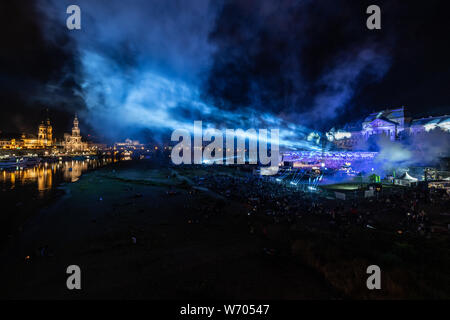 Dresde, Allemagne. 06Th Aug 2019. À la fin de la deuxième concert de la 'Kaiser Mania 2019' par la chanteuse pop Roland Kaiser, des feux d'artifice s'élever dans le ciel pendant le film nuits sur les rives de l'Elbe derrière la scène contre le contexte historique de la vieille ville. Les 2 et 3 août ainsi que les 9 et 10 août, l'empereur se produira à Dresde comme chaque année à l'exposition 'Kaiser Mania' devant 12 000 spectateurs. Crédit : Robert Michael/dpa-Zentralbild/dpa/Alamy Live News Banque D'Images