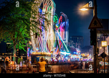 03 août 2019, Hessen, Frankfurt/Main : Au cours de la presse, un carrousel laisse sa trace de lumière au-dessus le flux de visiteurs de passage. Selon la ville, la folk festival, qui a été célébrée pour la première fois en 1340 pour consacrer l'Église Dreikönigskirche (à proximité des Trois Rois), était à l'origine considérée comme une ligne de vie par les marins et les pêcheurs à la rivière principale. Il aura lieu du 2 août au 5 août 2019. Photo : Frank Rumpenhorst/dpa Banque D'Images