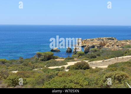 Une vue sur le Caminho da Baleeira Nature Reserve et Praia de Arrifes Banque D'Images