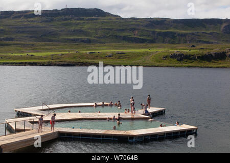 Vök Baths, un nouveau développement de l'énergie géothermique en Islande, des bains a ouvert 27 juillet 2019 sur les rives du lac de Urriðavatn, près de la ville d'Egilsstaðir à l'Est de l'Islande. Cette région n'a pas d'autre thermes géothermique pour la création d'Vök sur le site des bains de sources chaudes naturelles dans le lac sera une nouvelle attraction touristique pour la région. Les piscines et les allées en bois flottent dans le lac et avoir de l'eau de 38 à 41 Celsius. Le bâtiment abritant les vestiaires, douches et un café a un traditionnel et respectueux de l'toit de gazon. L'architecture est par les architectes de basalte de Reykjavík. L Banque D'Images