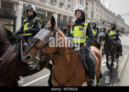 Londres, Royaume-Uni. 3 Août, 2019. Anti-fascistes se heurtent à la police tout en protestant contre l'option "Tommy Robinson' démonstration. La police arrête vingt quatre au cours d'une manifestation de masse à l'appui de l'emprisonné Tommy Robinson, de son vrai nom Stephen Yaxley-Lennon, qui a été condamné le mois dernier à neuf mois de prison après avoir été reconnu coupable d'outrage au tribunal. Des contre-manifestants y compris des militants antifascistes et le groupe anti-raciste : Stand Up au racisme, s'est opposé à l'pro-Robinson les manifestants à protester contre des groupes séparés par la police se sont réunis. Crédit : Guy Josse/Alamy Live News Banque D'Images