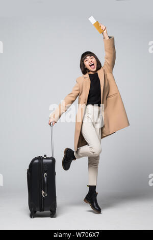 Happy young woman holding suitcase, touristiques et de passeport, billets, isolé sur fond blanc Banque D'Images