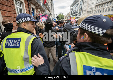 Londres, Royaume-Uni. 3 Août, 2019. Anti-fascistes se heurtent à la police tout en protestant contre l'option "Tommy Robinson' démonstration. La police arrête vingt quatre au cours d'une manifestation de masse à l'appui de l'emprisonné Tommy Robinson, de son vrai nom Stephen Yaxley-Lennon, qui a été condamné le mois dernier à neuf mois de prison après avoir été reconnu coupable d'outrage au tribunal. Des contre-manifestants y compris des militants antifascistes et le groupe anti-raciste : Stand Up au racisme, s'est opposé à l'pro-Robinson les manifestants à protester contre des groupes séparés par la police se sont réunis. Crédit : Guy Josse/Alamy Live News Banque D'Images