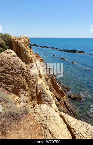 Falaises rocheuses surplombant l'océan Atlantique près de Albufeira en Algarve Banque D'Images