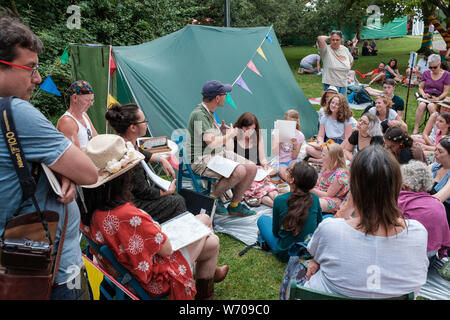 Cambridge, UK. 3 août 2019. Un atelier de dessin au cours de la Cambridge Folk Festival. Richard Etteridge / Alamy Live News Banque D'Images