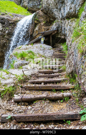 Staubfall sur le Chemin des Contrebandiers traversant la frontière allemande et autrichienne, l'Autriche, l'Europe. Banque D'Images