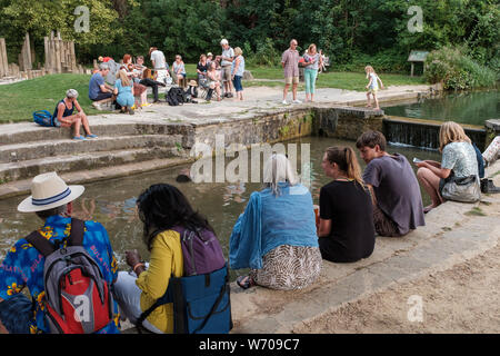Cambridge, UK. 3 août 2019. La musique folklorique et de détente à l'étang de canard au cours de la Cambridge Folk Festival. Richard Etteridge / Alamy Live News Banque D'Images