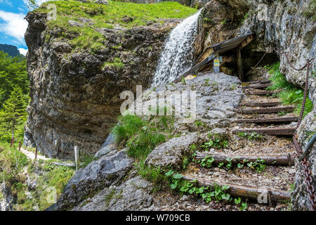 Staubfall sur le Chemin des Contrebandiers traversant la frontière allemande et autrichienne, l'Autriche, l'Europe. Banque D'Images