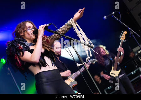 Cambridge, UK. 3 août 2019. L'Irlande du chanteur auteur-compositeur Amy Montgomery effectue à l'étape 2 au cours de la Cambridge Folk Festival. Richard Etteridge / Alamy Live News Banque D'Images