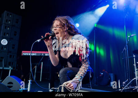 Cambridge, UK. 3 août 2019. L'Irlande du chanteur auteur-compositeur Amy Montgomery effectue à l'étape 2 au cours de la Cambridge Folk Festival. Richard Etteridge / Alamy Live News Banque D'Images