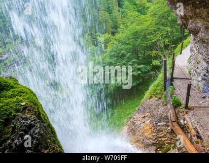 Staubfall sur le Chemin des Contrebandiers traversant la frontière allemande et autrichienne, l'Autriche, l'Europe. Banque D'Images