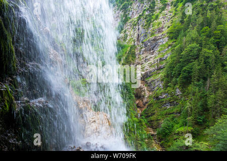 Staubfall sur le Chemin des Contrebandiers traversant la frontière allemande et autrichienne, l'Autriche, l'Europe. Banque D'Images