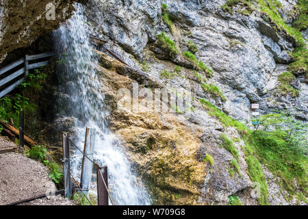 Staubfall sur le Chemin des Contrebandiers traversant la frontière allemande et autrichienne, l'Autriche, l'Europe. Banque D'Images