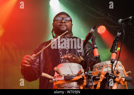 Cambridge, UK. 3 août 2019. Fofoulah quintet basé à Londres, effectue à l'étape 2 au cours de la Cambridge Folk Festival. Richard Etteridge / Alamy Live News Banque D'Images