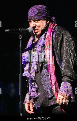 HUNTINGTON, NY-JUL 18 : Stevie Van Zandt de Little Steven & the Disciples of Soul en concert le 18 juillet 2019 au Paramount à Huntington, New York. Banque D'Images