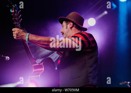 Cambridge, UK. 3 août 2019. Mad Dog Mcrea procède à l'étape 2 au cours de la Cambridge Folk Festival. Richard Etteridge / Alamy Live News Banque D'Images