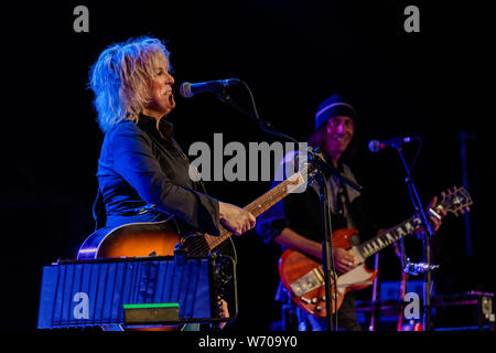 Cambridge, UK. 3 août 2019. Lucinda Williams effectue à l'étape 1 au cours de la Cambridge Folk Festival. Richard Etteridge / Alamy Live News Banque D'Images