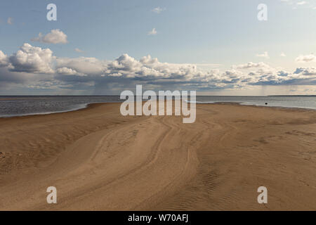 Le front de mer en été sur Santonen Beach sur l'île de Hailuoto et au cours de l'eau peu profonde sont la barre de sable, Ostrobotnie du Nord, en Finlande Banque D'Images