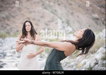 Belles femmes sauvages danser librement avec la rivière Désert. Banque D'Images