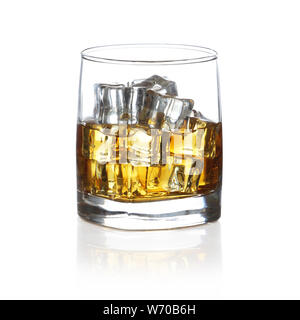Un gobelet de Scotch avec ice rocks isolated on white Banque D'Images