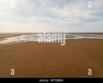 Le front de mer en été sur Santonen Beach sur l'île de Hailuoto et au cours de l'eau peu profonde sont la barre de sable, Ostrobotnie du Nord, en Finlande Banque D'Images