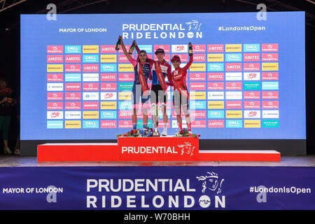 Londres, Royaume-Uni. 3 Août, 2019. Elisa Balsamo (l, Valcar Cylance cyclisme), Lorena Wiebes (c, le Parkhotel Valkenburg) et Coryn Rivera (r, Équipe Sunweb) monter sur le podium après avoir terminé deuxième, premier et troisième de la Prudential RideLondon classique sur un circuit de 3,4 kilomètres serré autour de St James's Park et Constitution Hill pour 20 tours pour une distance totale de 68km. La course est l'un jour plus riches femmes du monde. Credit : Mark Kerrison/Alamy Live News Banque D'Images