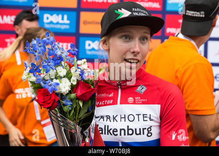 Londres, Royaume-Uni. 3 Août, 2019. Lorena Wiebes de Le Parkhotel Valkenburg parle aux photographes après avoir remporté le Prudential RideLondon classique sur un circuit de 3,4 kilomètres serré autour de St James's Park et Constitution Hill pour 20 tours pour une distance totale de 68km. La course est l'un jour plus riches femmes du monde. Credit : Mark Kerrison/Alamy Live News Banque D'Images