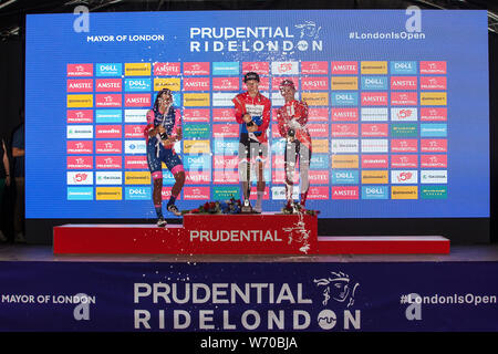 Londres, Royaume-Uni. 3 Août, 2019. Elisa Balsamo (l, Valcar Cylance cyclisme), Lorena Wiebes (c, le Parkhotel Valkenburg) et Coryn Rivera (r, Équipe Sunweb) monter sur le podium après avoir terminé deuxième, premier et troisième de la Prudential RideLondon classique sur un circuit de 3,4 kilomètres serré autour de St James's Park et Constitution Hill pour 20 tours pour une distance totale de 68km. La course est l'un jour plus riches femmes du monde. Credit : Mark Kerrison/Alamy Live News Banque D'Images