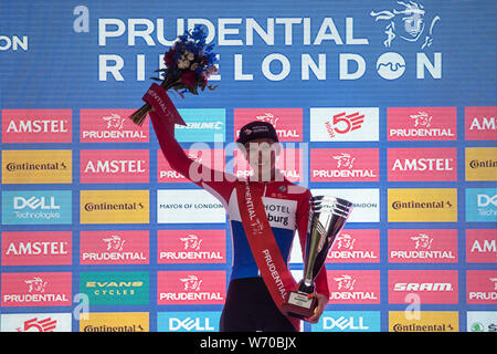 Londres, Royaume-Uni. 3 Août, 2019. Lorena Wiebes de Le Parkhotel Valkenburg se trouve sur le podium après avoir remporté le Prudential RideLondon classique sur un circuit de 3,4 kilomètres serré autour de St James's Park et Constitution Hill pour 20 tours pour une distance totale de 68km. La course est l'un jour plus riches femmes du monde. Credit : Mark Kerrison/Alamy Live News Banque D'Images