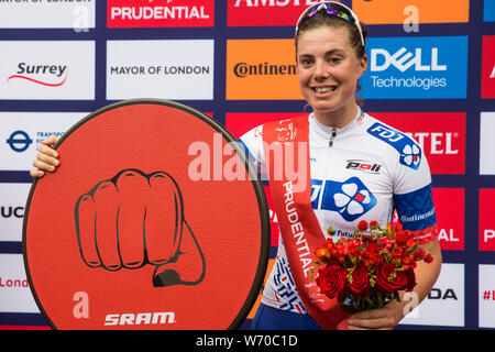 Londres, Royaume-Uni. 3 Août, 2019. Maelle Grossetete d Nouvelle-Aquitaine FDJ Futuroscope pose pour des photos après avoir remporté le trophée en Combattivity la Prudential RideLondon classique sur un circuit de 3,4 kilomètres serré autour de St James's Park et Constitution Hill pour 20 tours pour une distance totale de 68km. La course est l'un jour plus riches femmes du monde. Credit : Mark Kerrison/Alamy Live News Banque D'Images