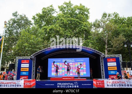 Londres, Royaume-Uni. 3 Août, 2019. Elisa Balsamo (l, Valcar Cylance cyclisme), Lorena Wiebes (c, le Parkhotel Valkenburg) et Coryn Rivera (r, Équipe Sunweb) monter sur le podium après avoir terminé deuxième, premier et troisième de la Prudential RideLondon classique sur un circuit de 3,4 kilomètres serré autour de St James's Park et Constitution Hill pour 20 tours pour une distance totale de 68km. La course est l'un jour plus riches femmes du monde. Credit : Mark Kerrison/Alamy Live News Banque D'Images