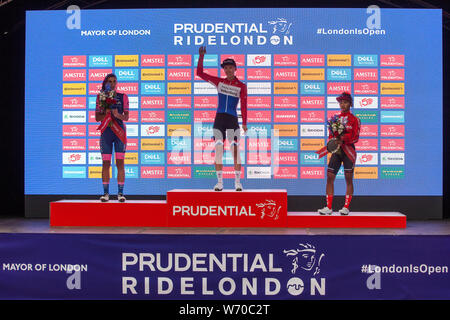 Londres, Royaume-Uni. 3 Août, 2019. Elisa Balsamo (l, Valcar Cylance cyclisme), Lorena Wiebes (c, le Parkhotel Valkenburg) et Coryn Rivera (r, Équipe Sunweb) monter sur le podium après avoir terminé deuxième, premier et troisième de la Prudential RideLondon classique sur un circuit de 3,4 kilomètres serré autour de St James's Park et Constitution Hill pour 20 tours pour une distance totale de 68km. La course est l'un jour plus riches femmes du monde. Credit : Mark Kerrison/Alamy Live News Banque D'Images