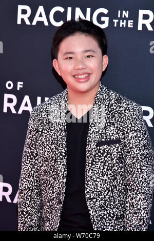 HOLLYWOOD, CA - août 01 : Albert Tsai arrive pour la première de la 20th Century Fox's 'The Art of Racing in the Rain' tenue à El Capitan Theatre sur Au Banque D'Images