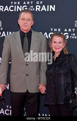 HOLLYWOOD, CA - août 01 : Maxwell Caulfield arrive pour la première de la 20th Century Fox's 'The Art of Racing in the Rain' tenue à El Capitan Theatre Banque D'Images