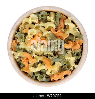 Pâtes colorées campanelle au bol en bois isolé sur blanc Banque D'Images