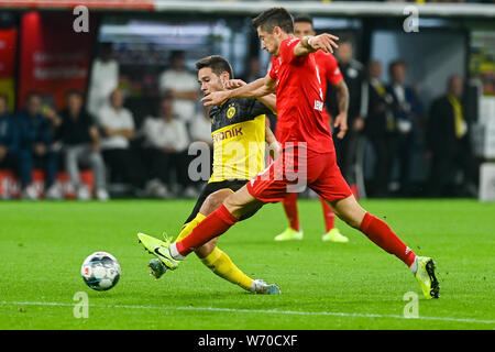 Raphael Guerreiro de Borussia Dortmund (L) et Robert Lewandowski de Bayern Munich (R) sont vus en action lors de la Supercoupe d'Allemagne 2019 Finale match entre Borussia Dortmund et le Bayern Munich.(score final : 2:0 Borussia Dortmund Bayern Munich) Banque D'Images