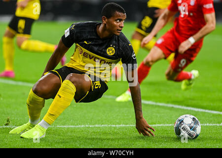 Manuel Akanji du Borussia Dortmund vu en action lors de la Supercoupe d'Allemagne 2019 Finale match entre Borussia Dortmund et le Bayern Munich.(score final : 2:0 Borussia Dortmund Bayern Munich) Banque D'Images